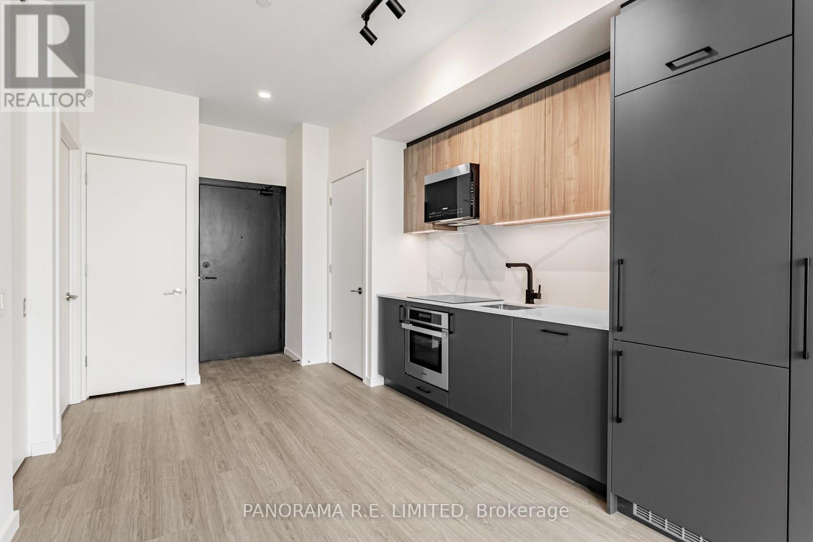 689 The Queensway — photo 4