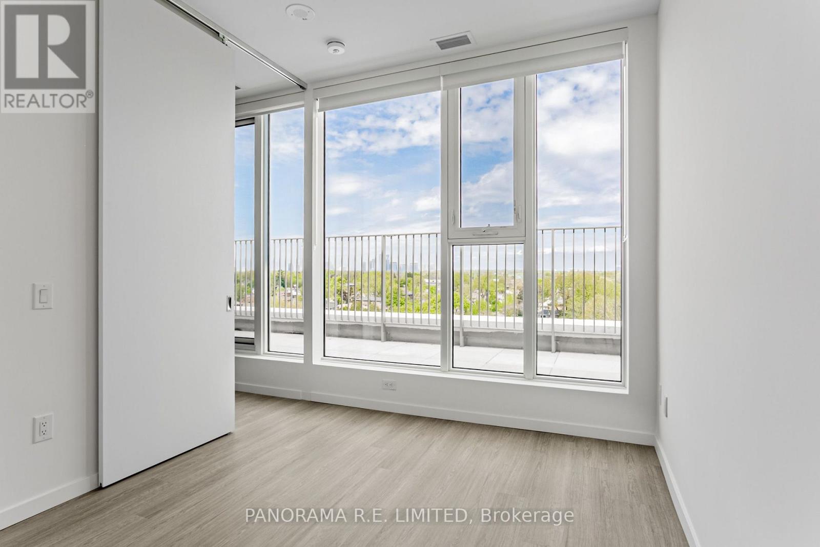 689 The Queensway — photo 7