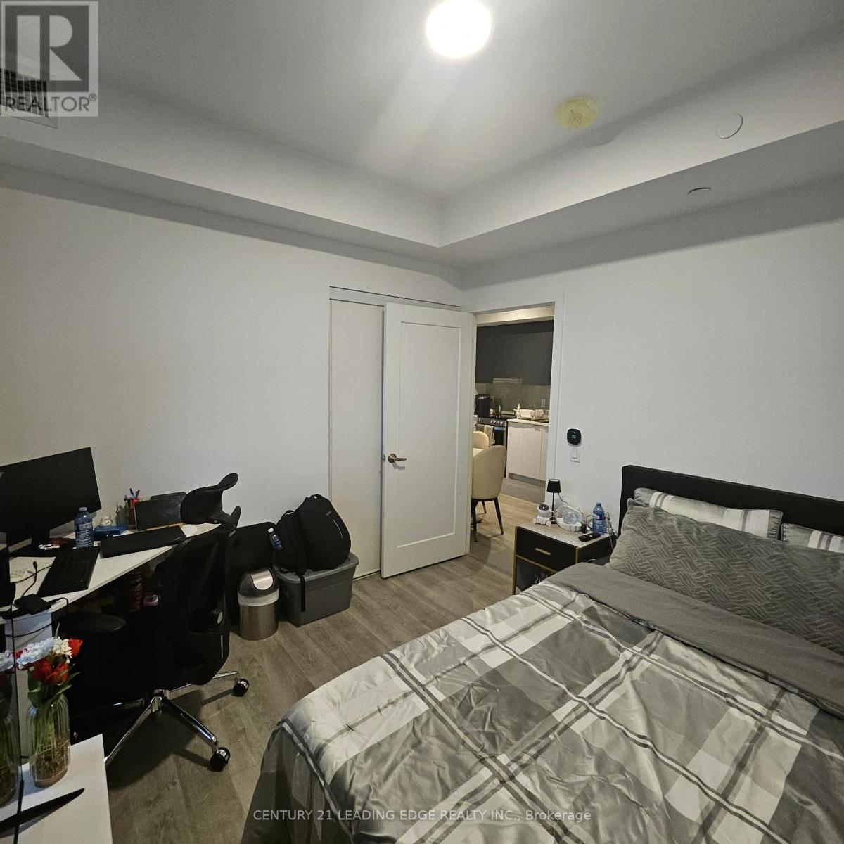 5105 Hurontario Street — photo 10