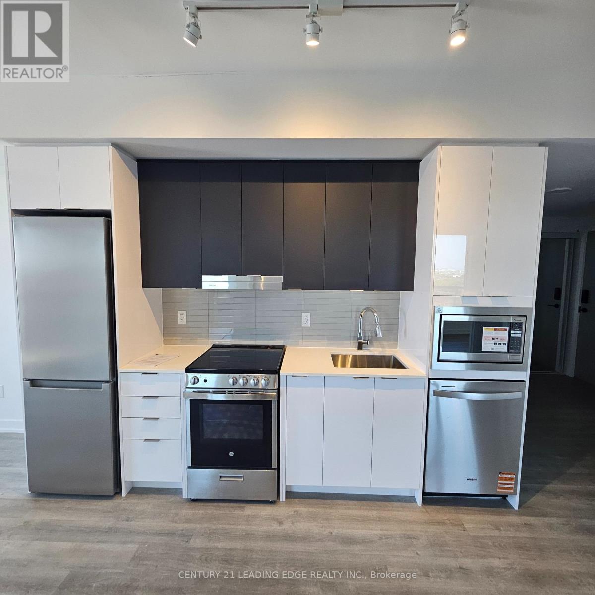 5105 Hurontario Street — photo 11