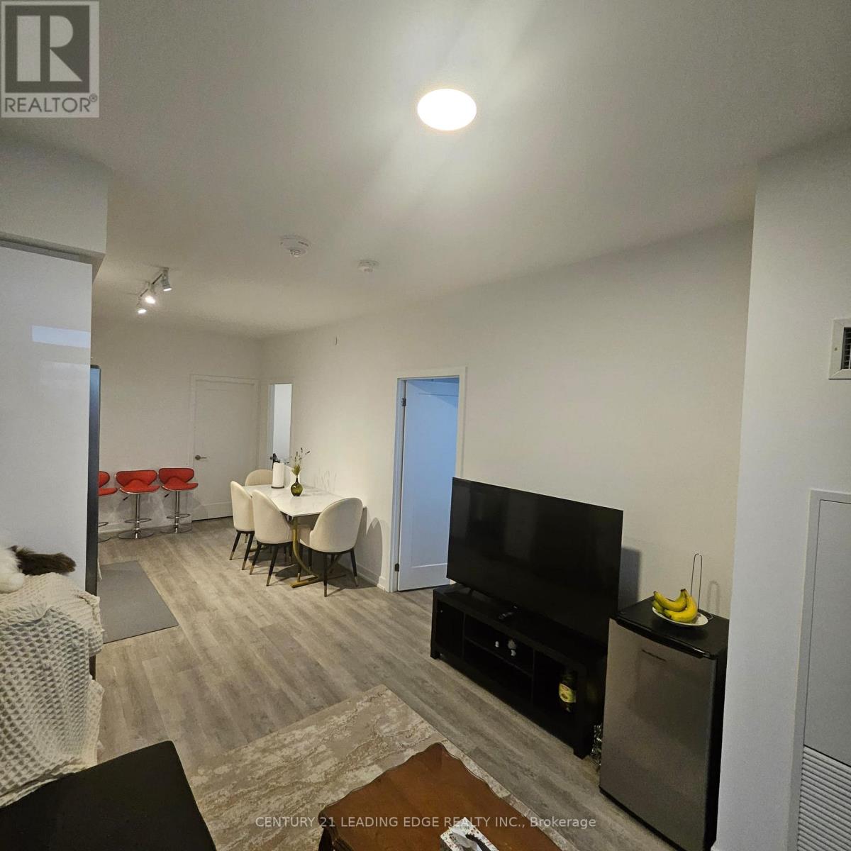 5105 Hurontario Street — photo 12