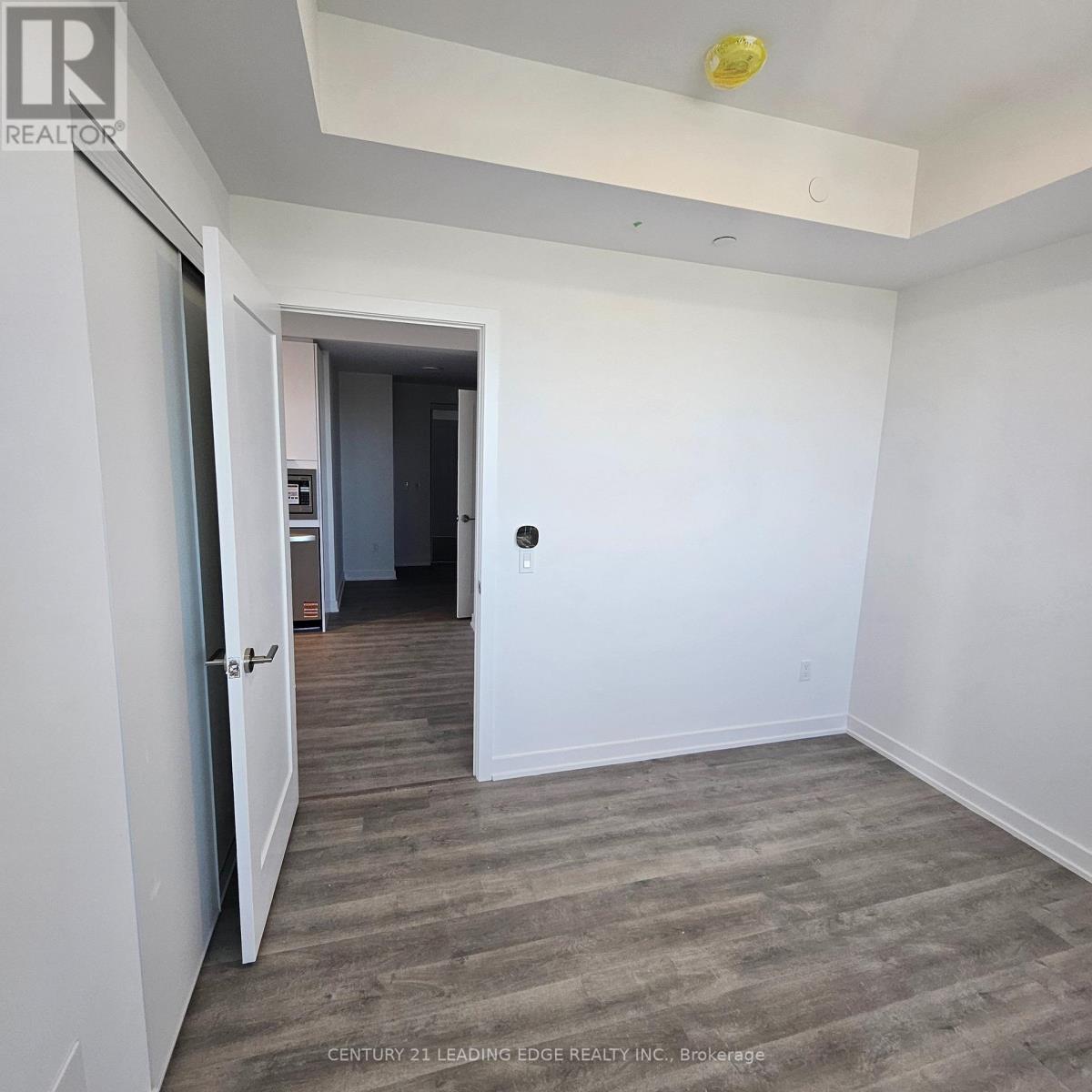 5105 Hurontario Street — photo 14