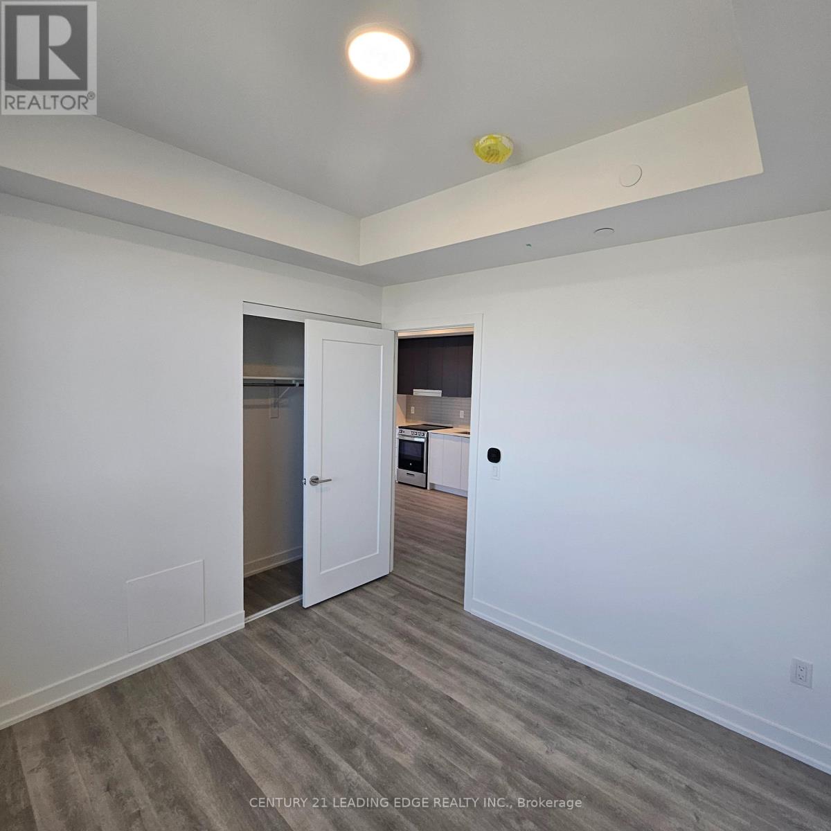 5105 Hurontario Street — photo 15