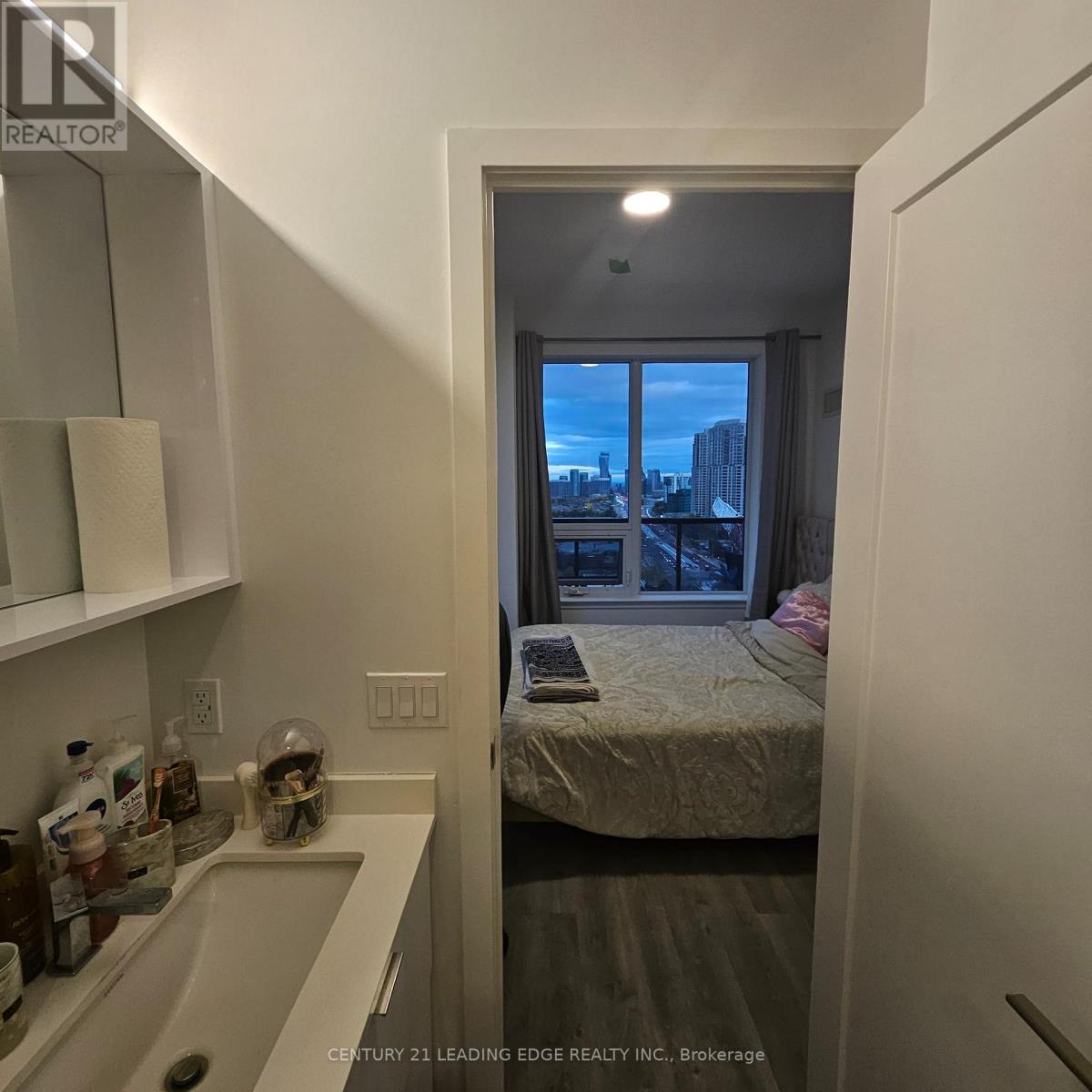 5105 Hurontario Street — photo 16