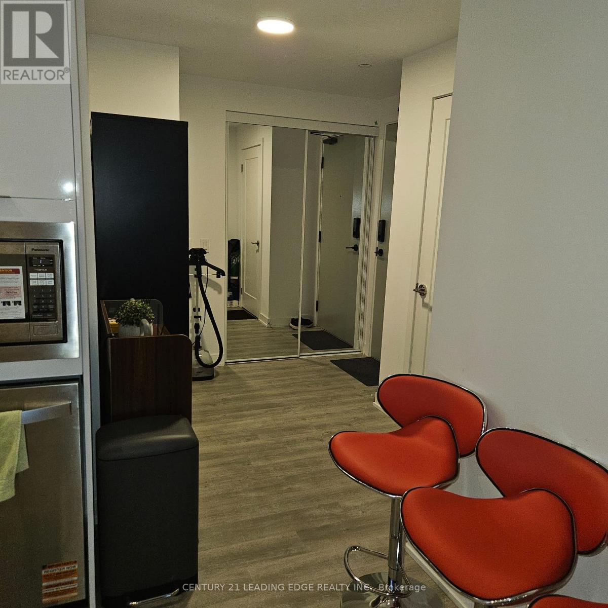 5105 Hurontario Street — photo 26
