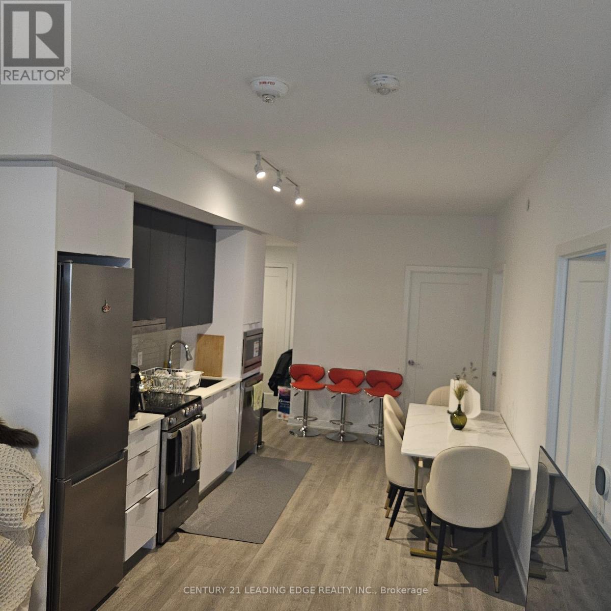 5105 Hurontario Street — photo 27