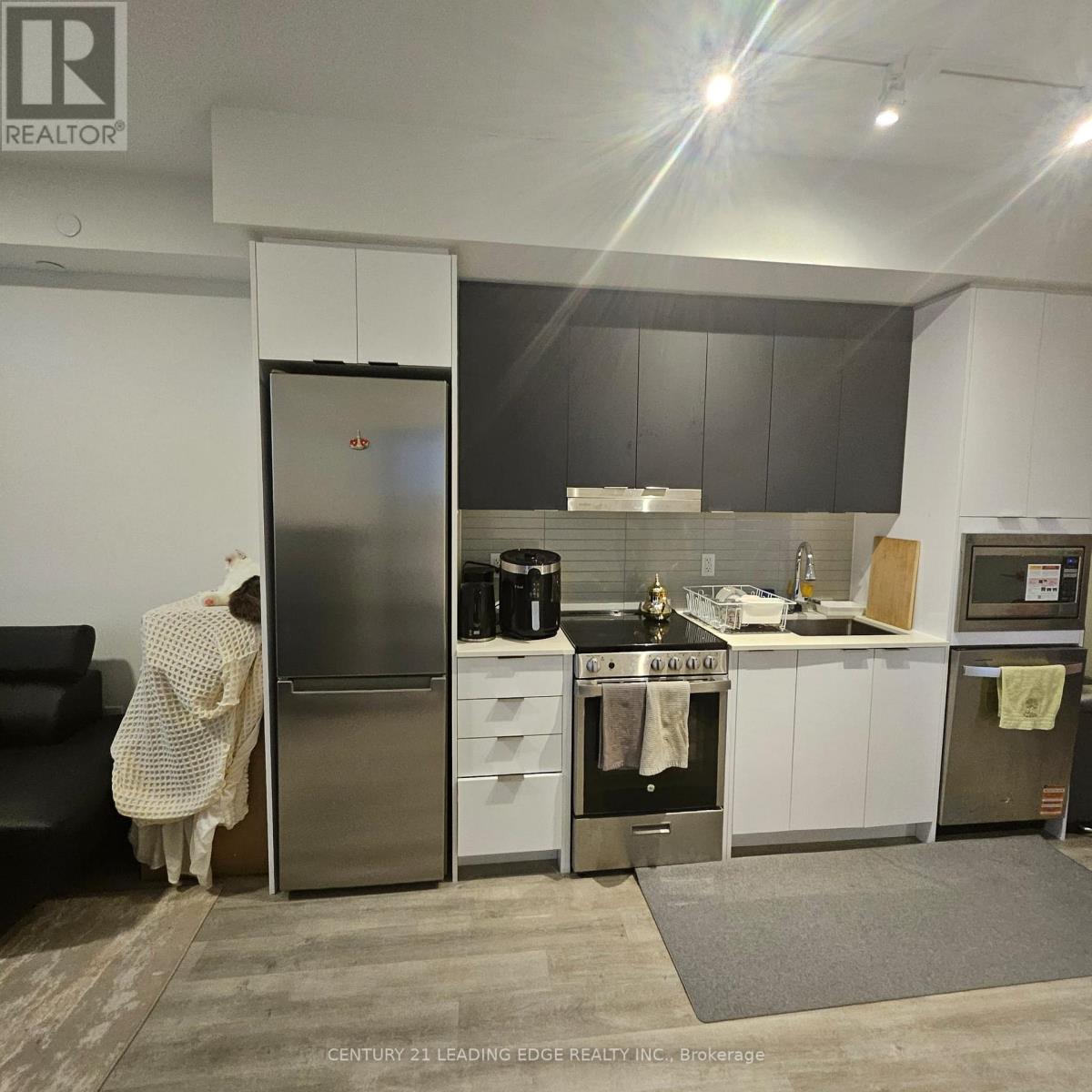5105 Hurontario Street — photo 28
