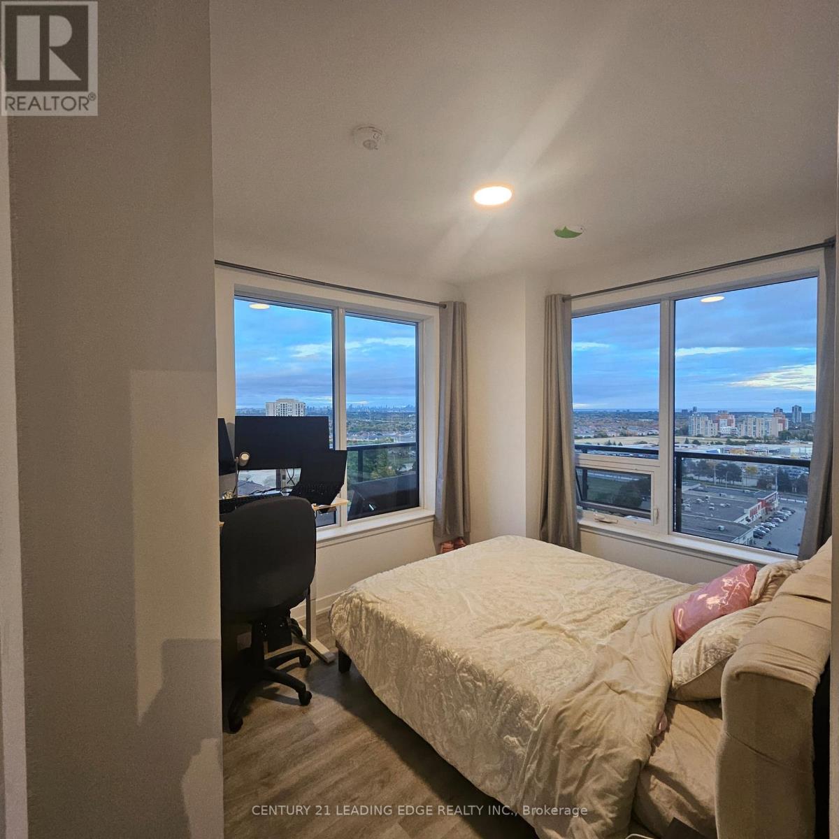 5105 Hurontario Street — photo 32