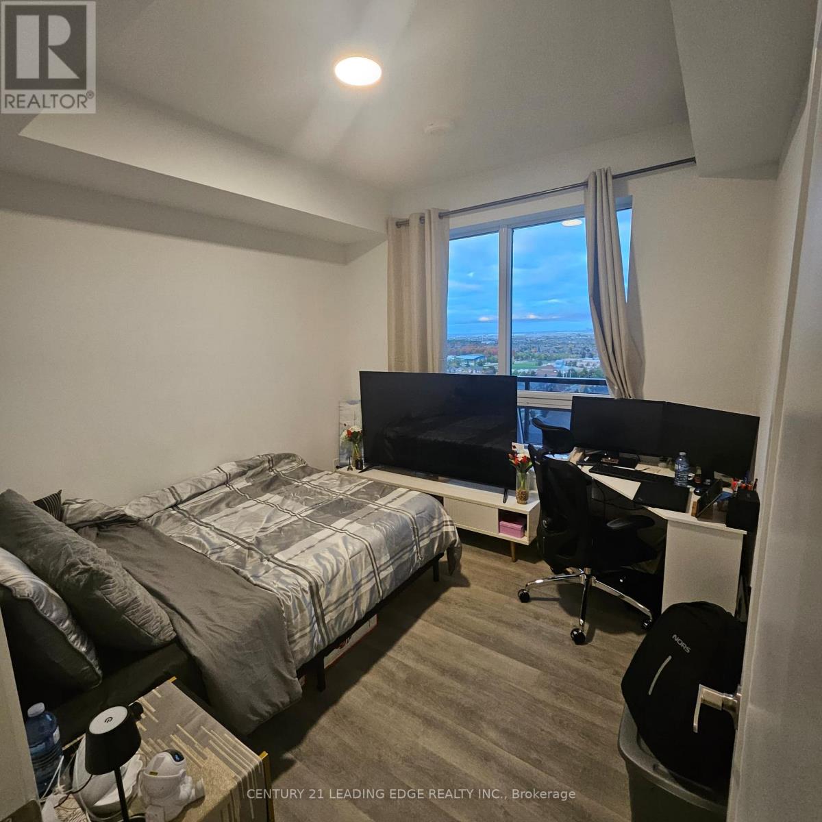 5105 Hurontario Street — photo 33
