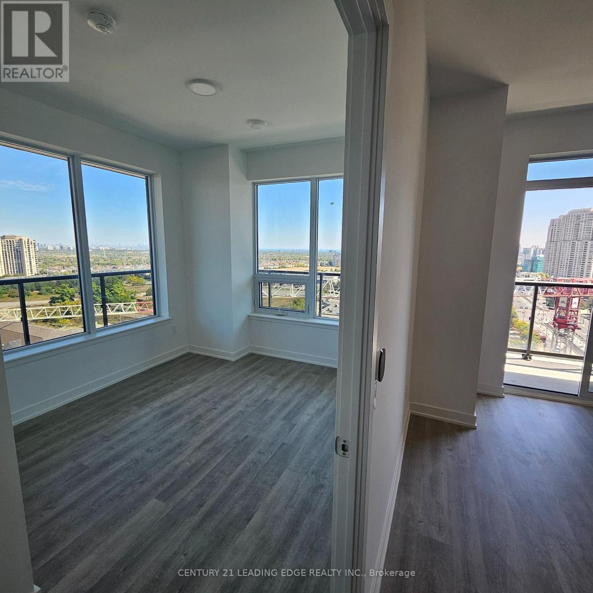 5105 Hurontario Street — photo 7