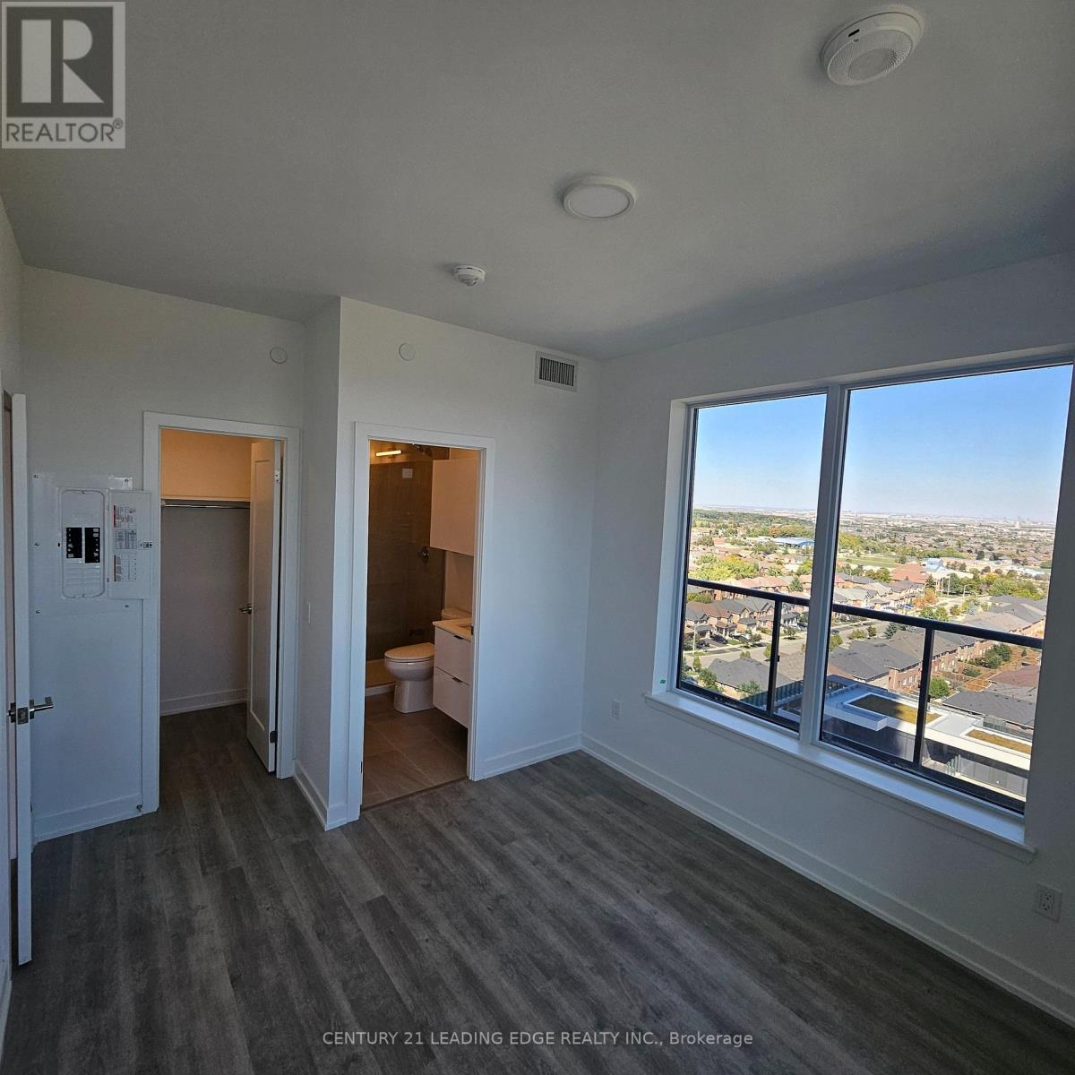 5105 Hurontario Street — photo 8