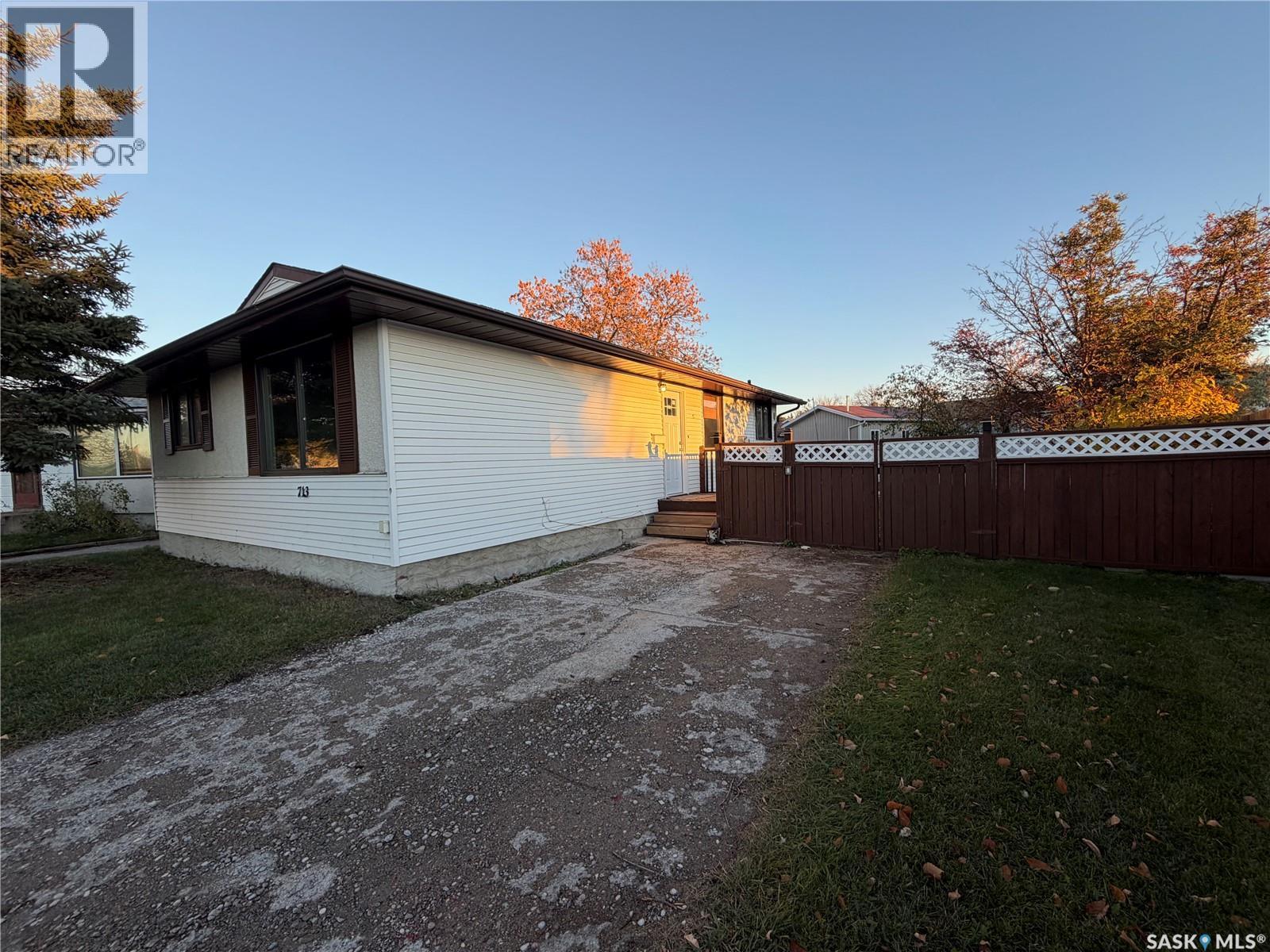 713 Birch CRESCENT - 1