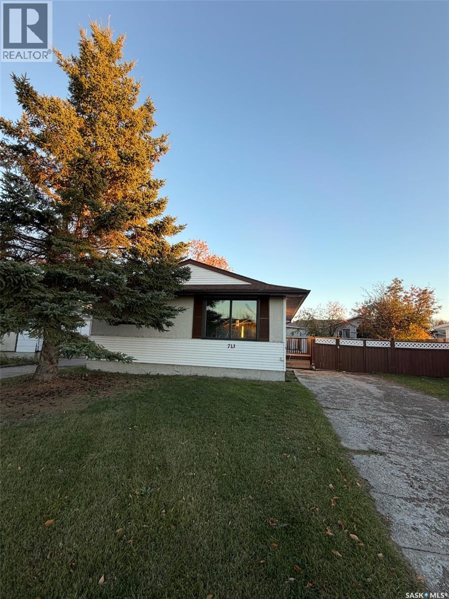 713 Birch CRESCENT - 2