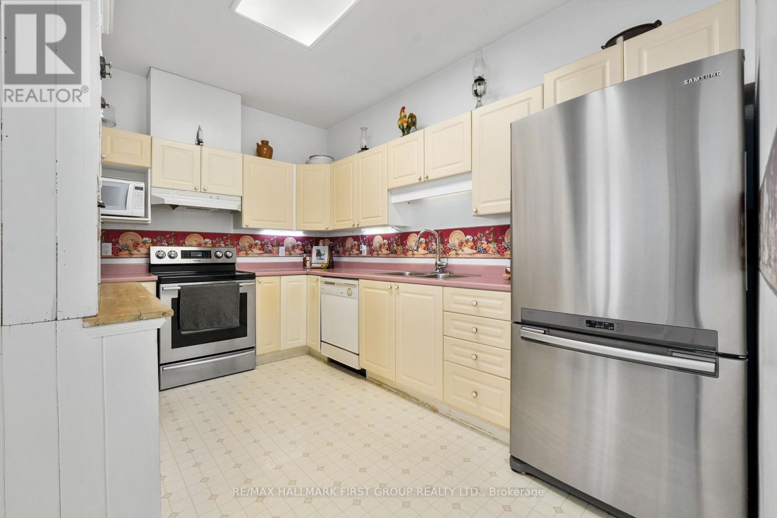 #107 95 ROBERT'S ROW - 14