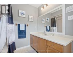 Kitchen - 31 Karsh Crescent, Waterdown, ON  Photo 12