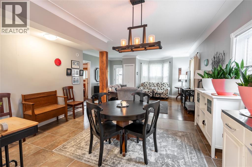 266 Mackenzie Street North — photo 12