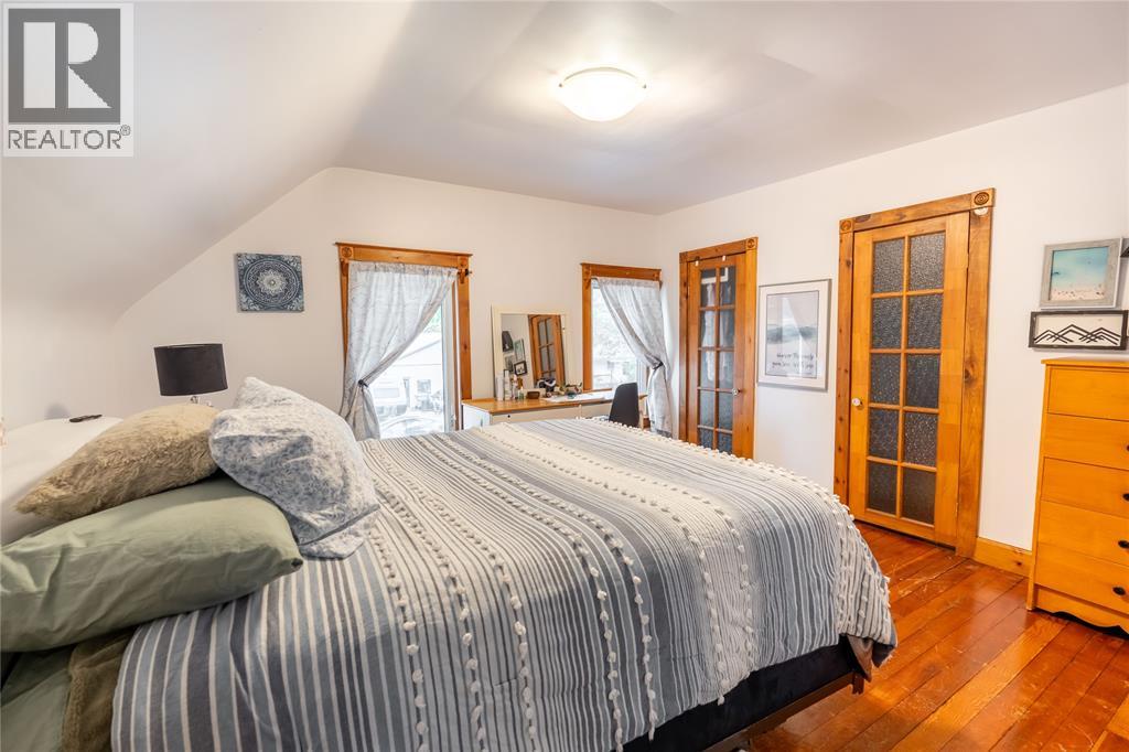 266 MACKENZIE STREET North - 16