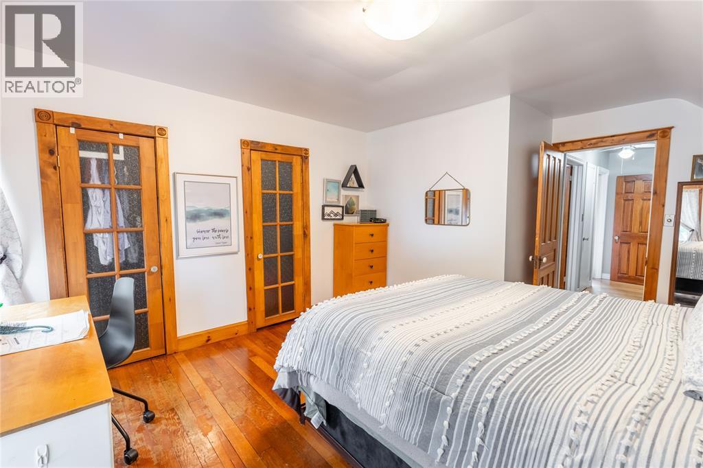 266 MACKENZIE STREET North - 18
