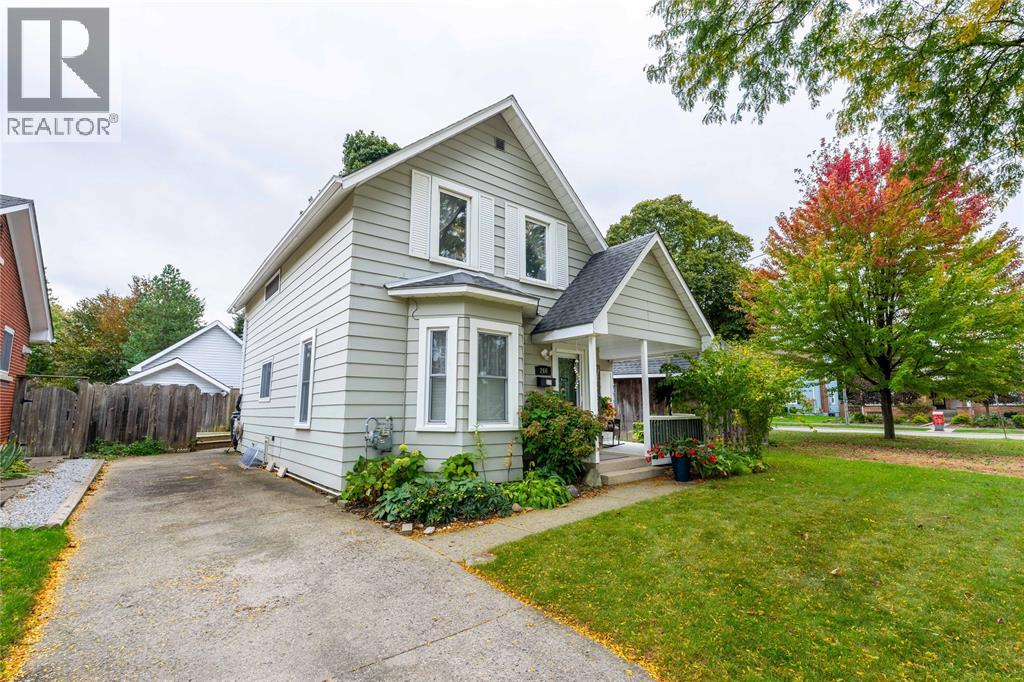 266 MACKENZIE STREET North - 2