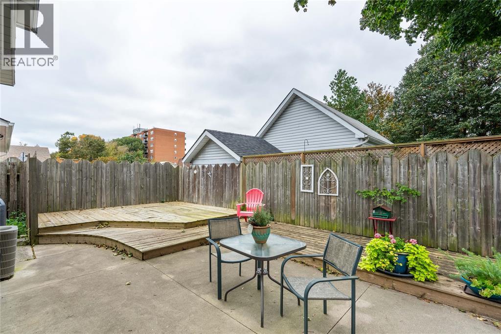 266 MACKENZIE STREET North - 23