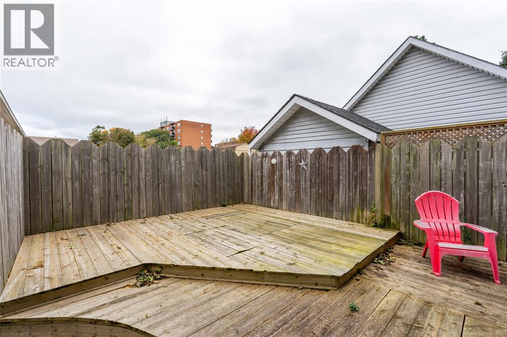 266 Mackenzie Street North — photo 25