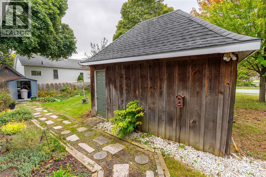 266 Mackenzie Street North — photo 32