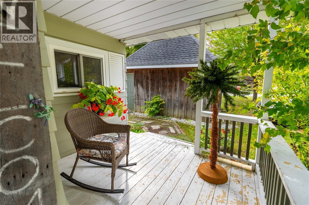 266 MACKENZIE STREET North - 4