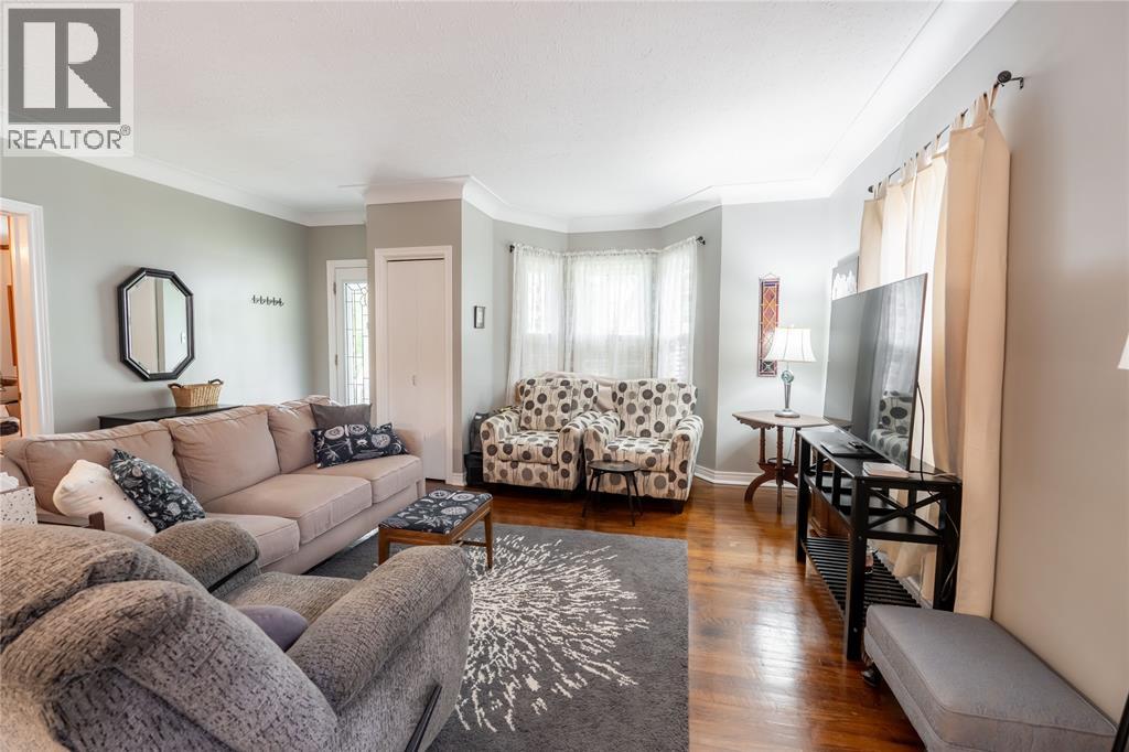 266 MACKENZIE STREET North - 7