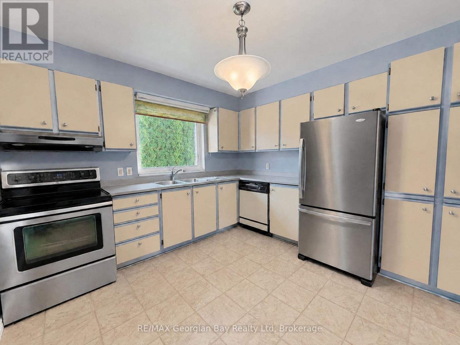 696 King Street — photo 17
