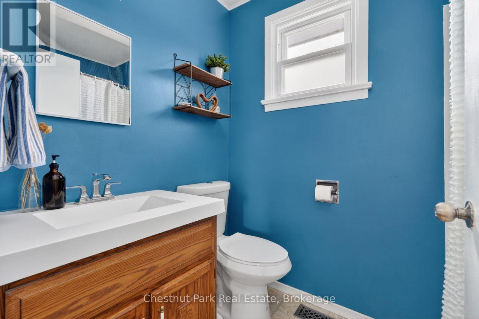 213 Yonge Street — photo 15