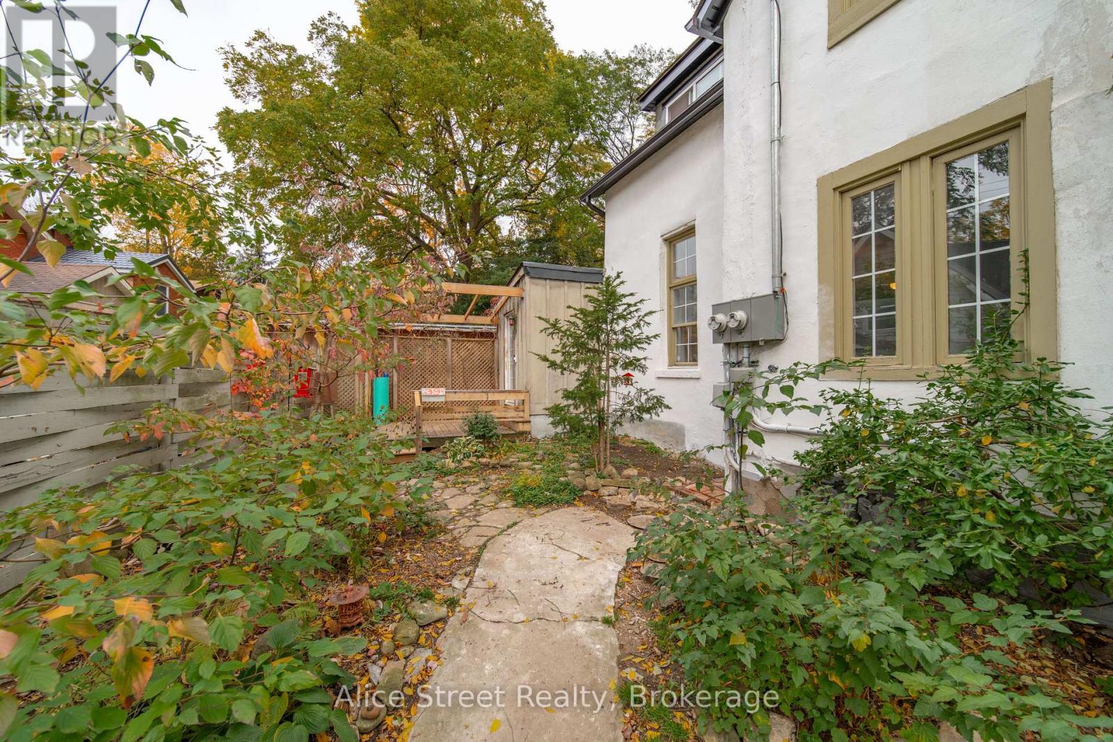 39 Arthur Street North — photo 1