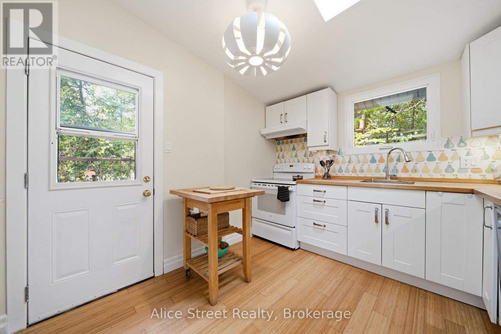 39 Arthur Street North — photo 15