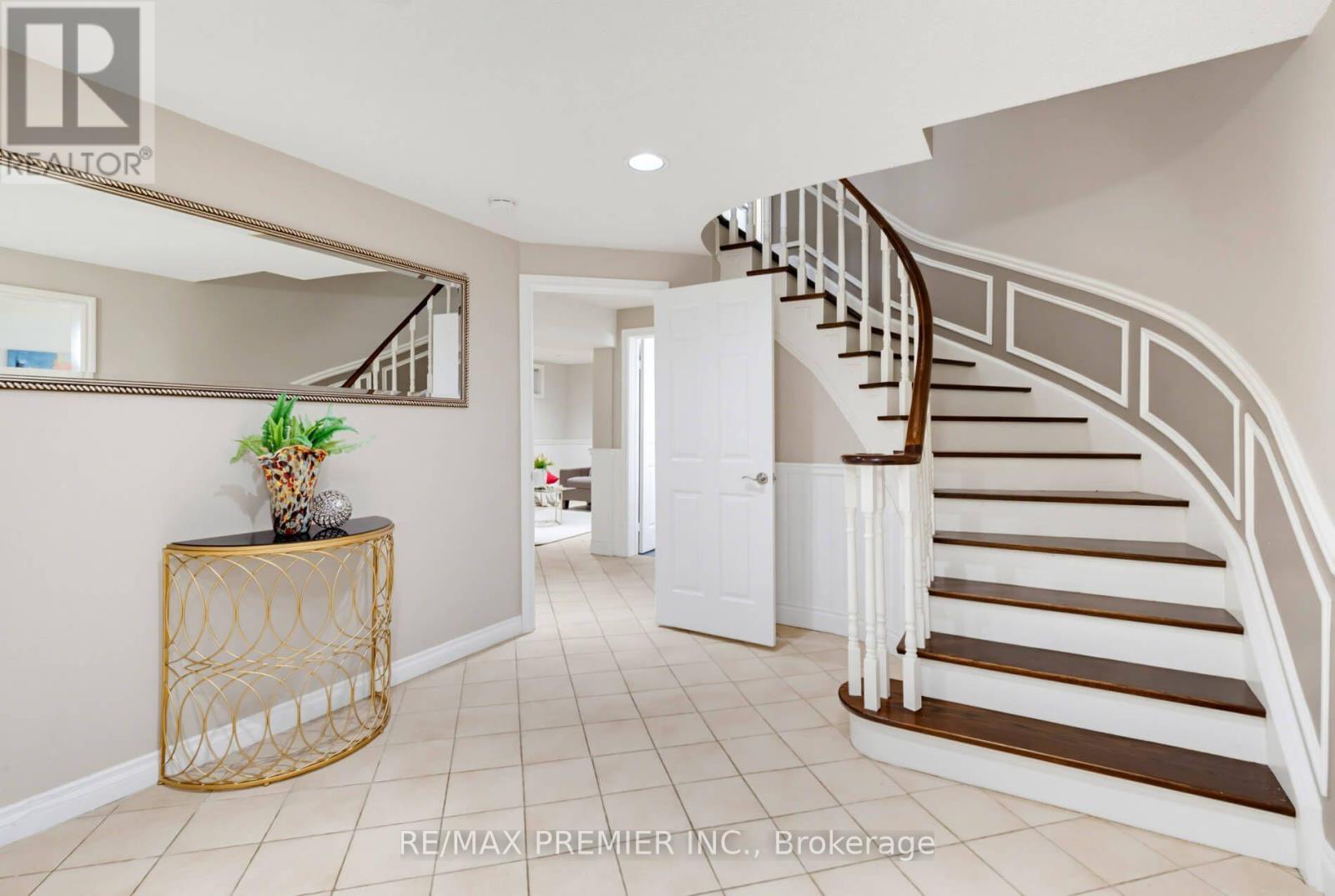 35 YELLOW PINE CRESCENT - 27