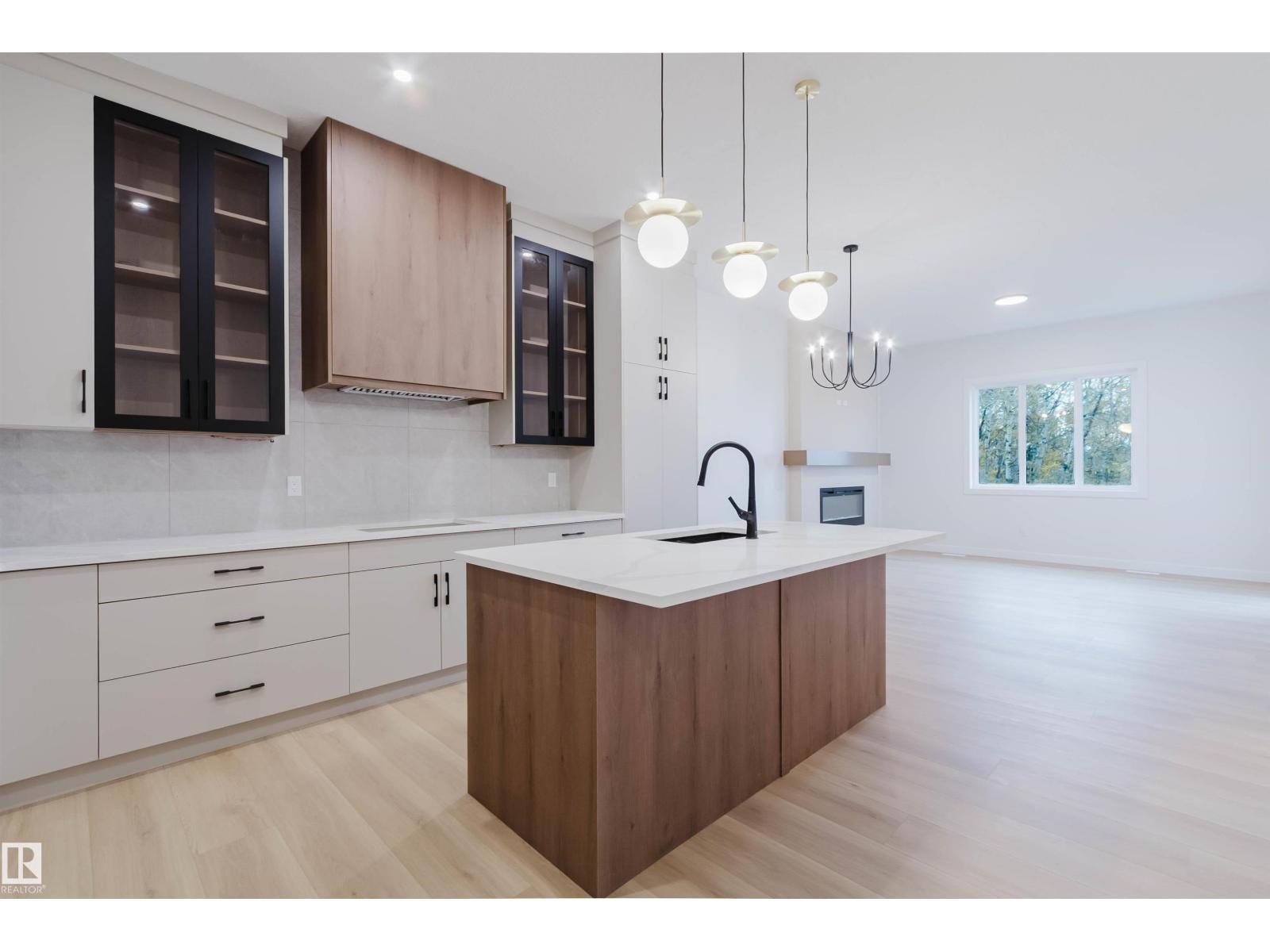 213 Edgemont Gr NW photo 4 — MLS® E4513255