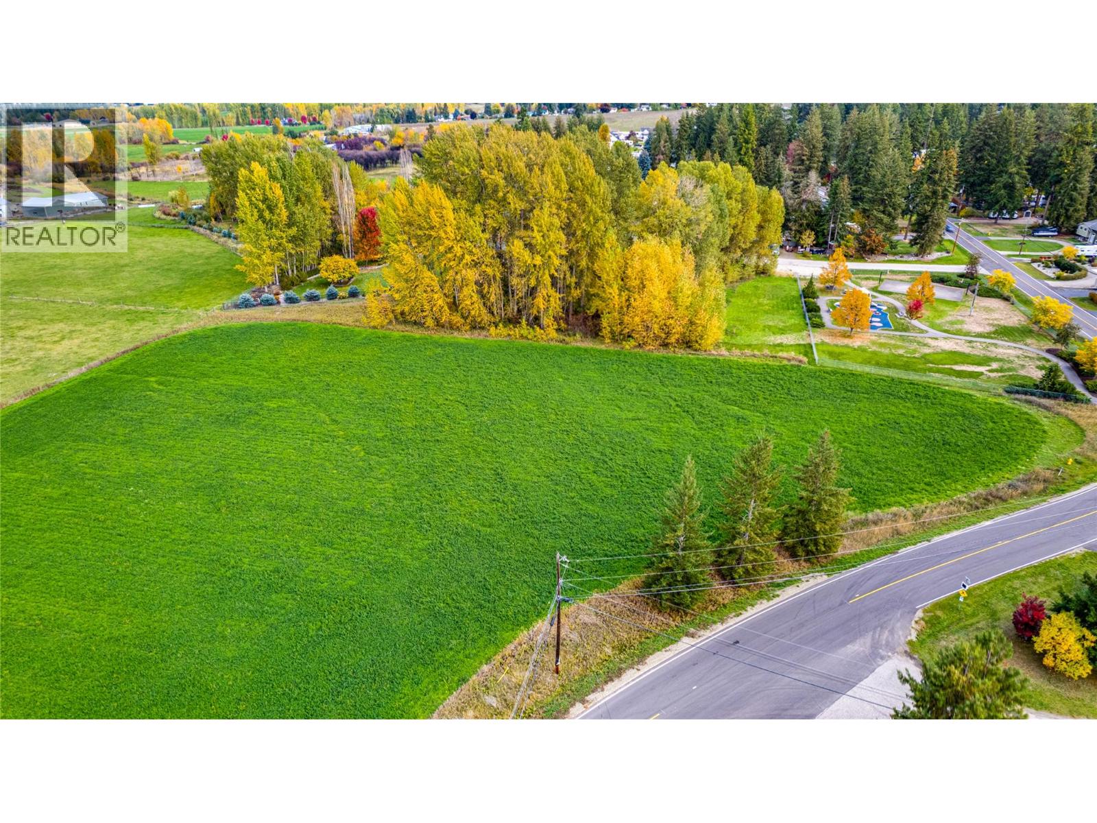 1575 McLeod Road photo 4