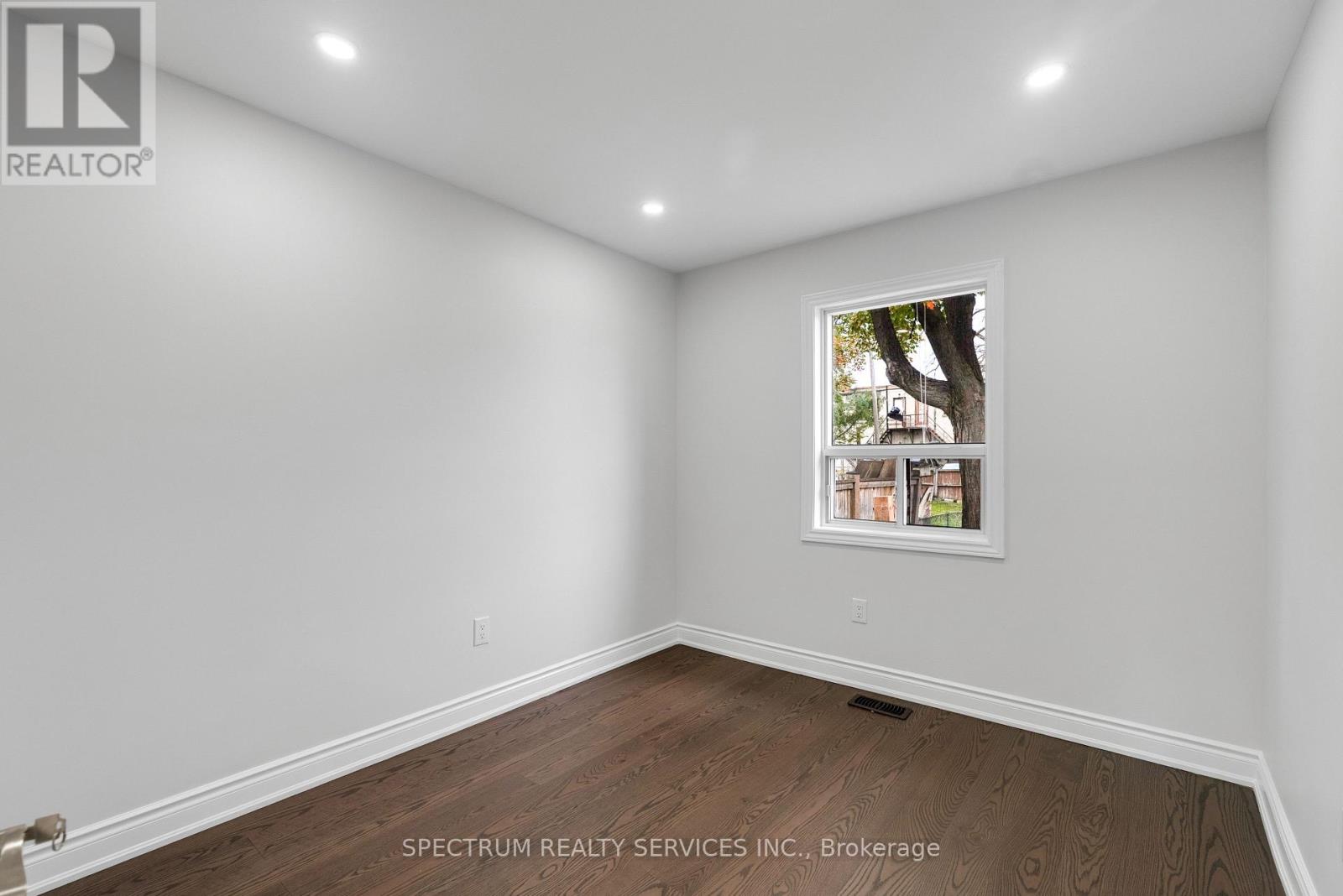 11 Vimy Avenue, Toronto, ON photo 12