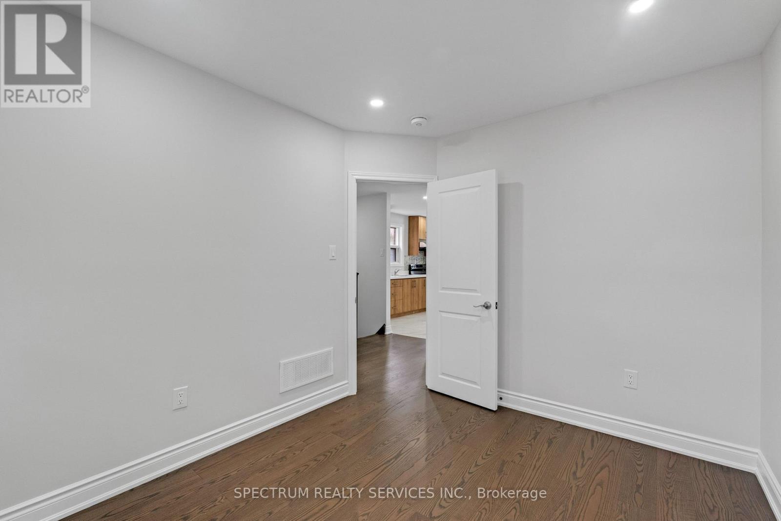 11 Vimy Avenue, Toronto, ON photo 13