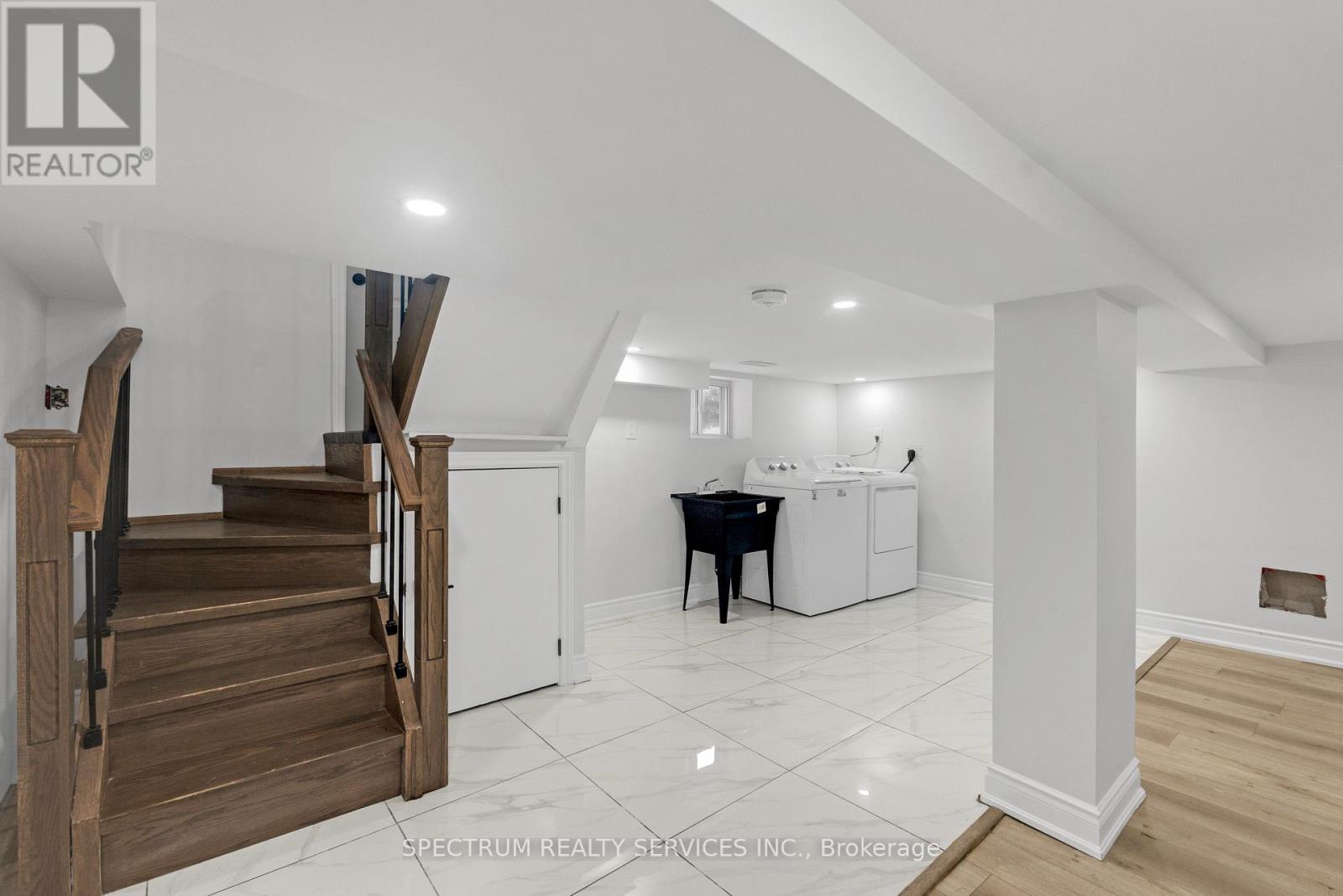 11 Vimy Avenue, Toronto, ON photo 16