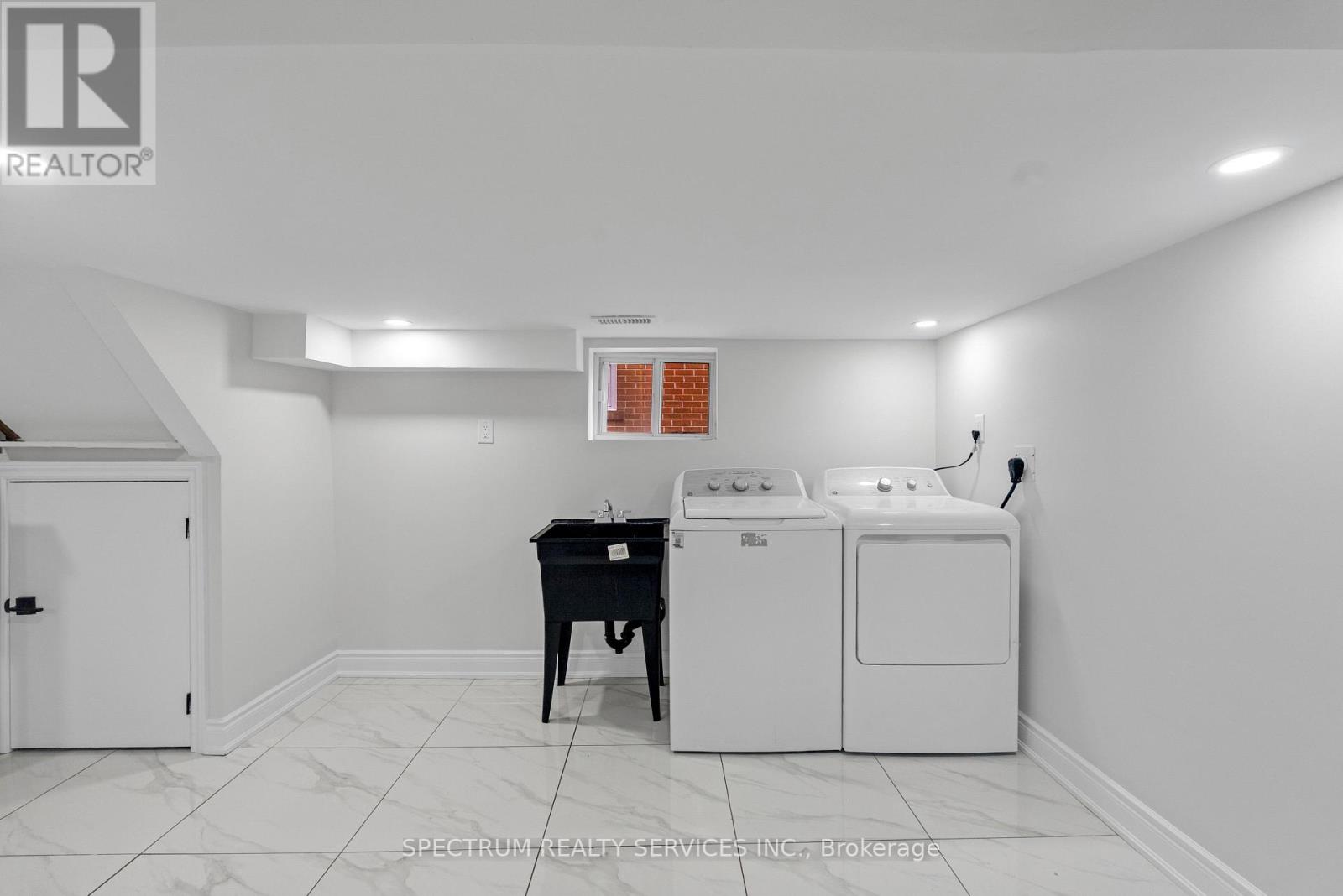 11 Vimy Avenue, Toronto, ON photo 17