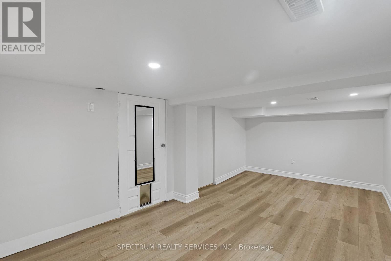 11 Vimy Avenue, Toronto, ON photo 19