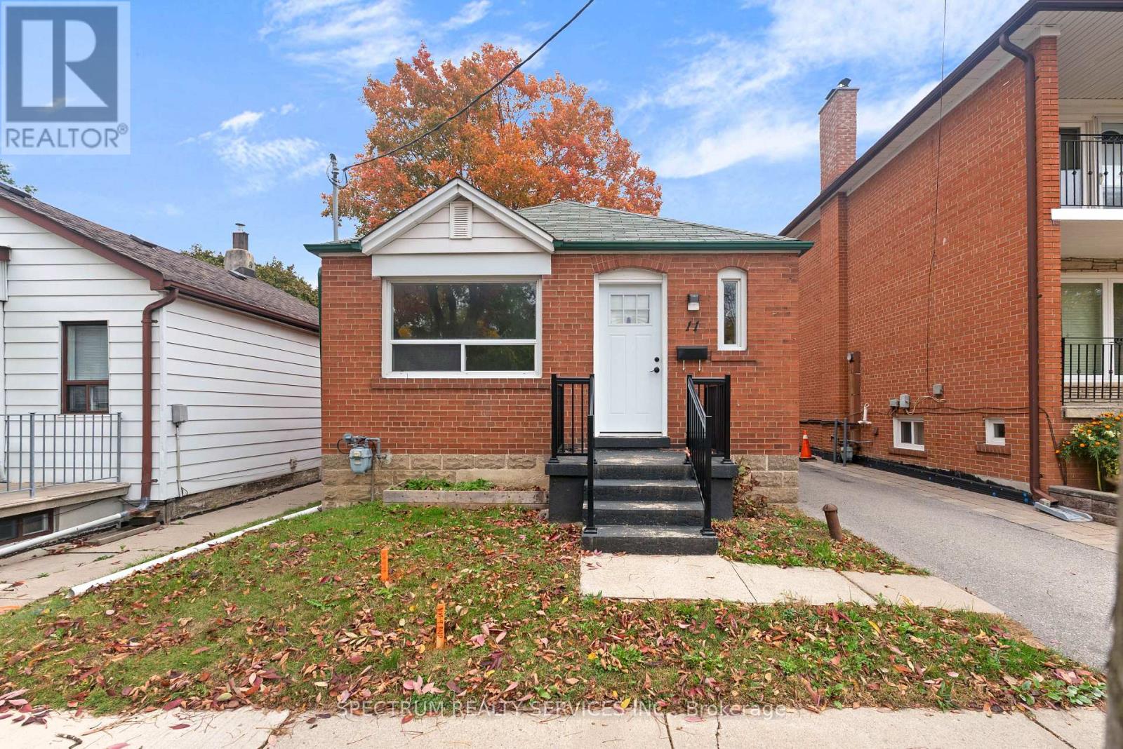 11 Vimy Avenue, Toronto, ON photo 2