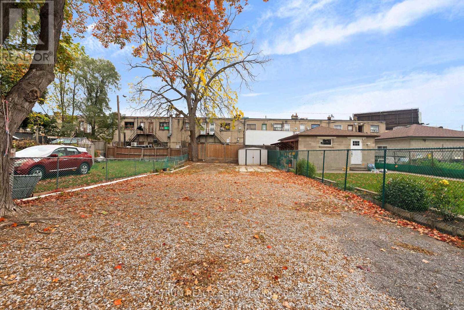 11 Vimy Avenue, Toronto, ON photo 23