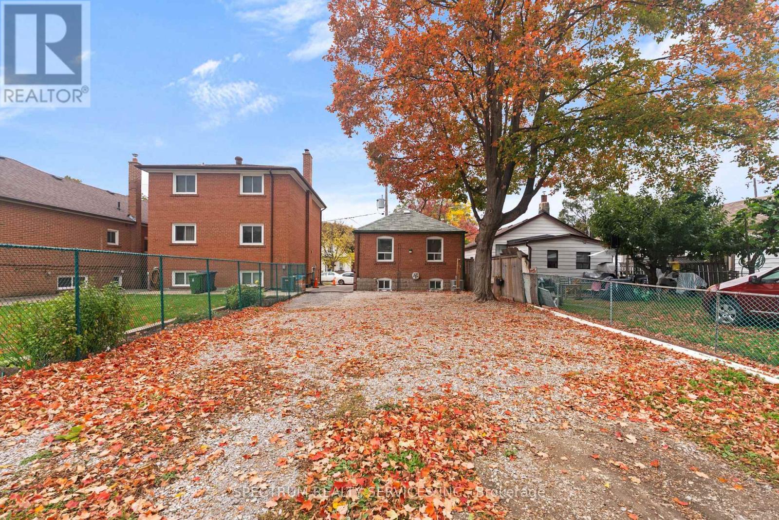 11 Vimy Avenue, Toronto, ON photo 24