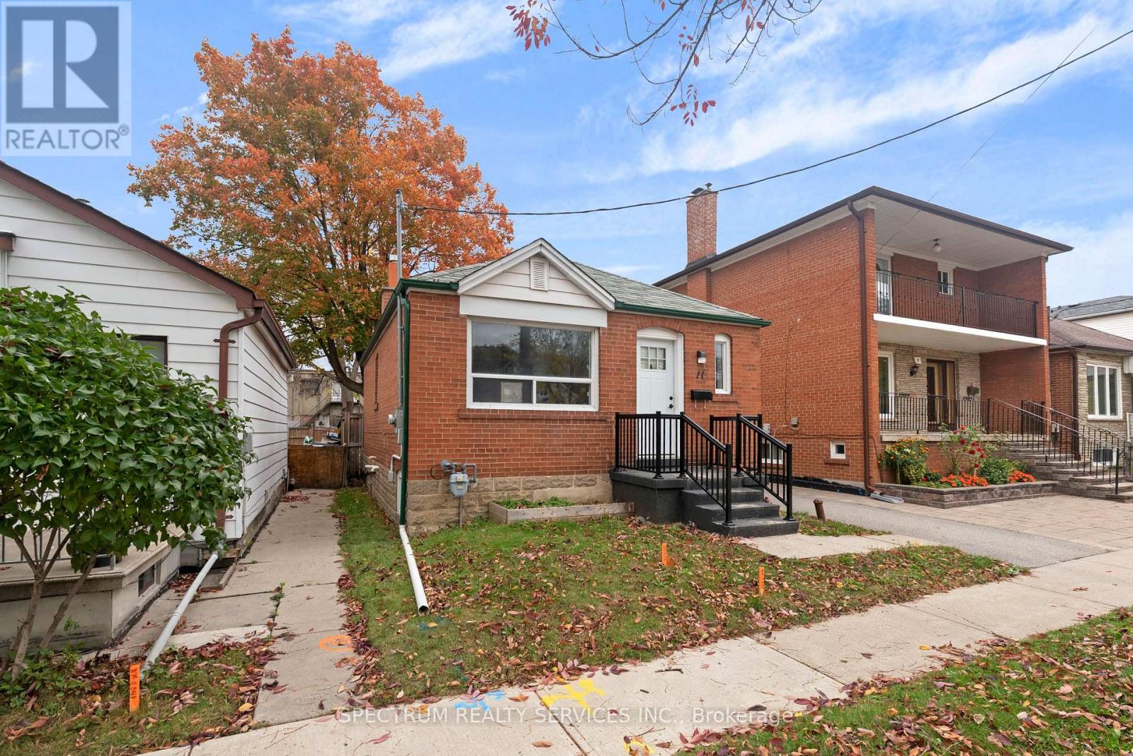 11 Vimy Avenue, Toronto, ON photo 3