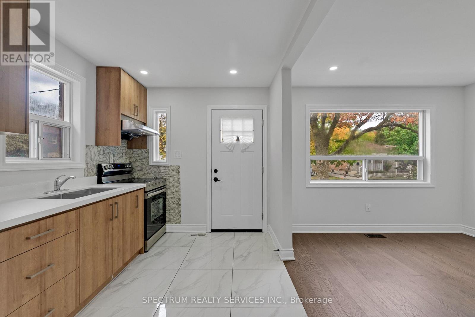 11 Vimy Avenue, Toronto, ON photo 4