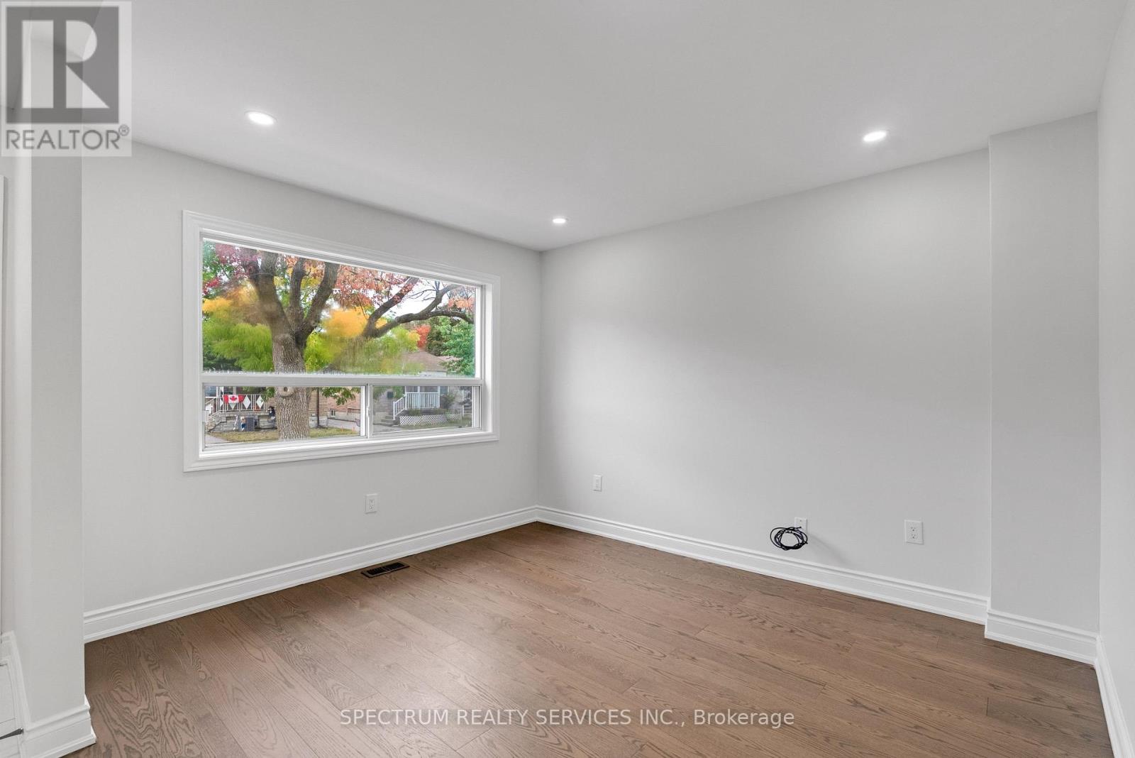 11 Vimy Avenue, Toronto, ON photo 5