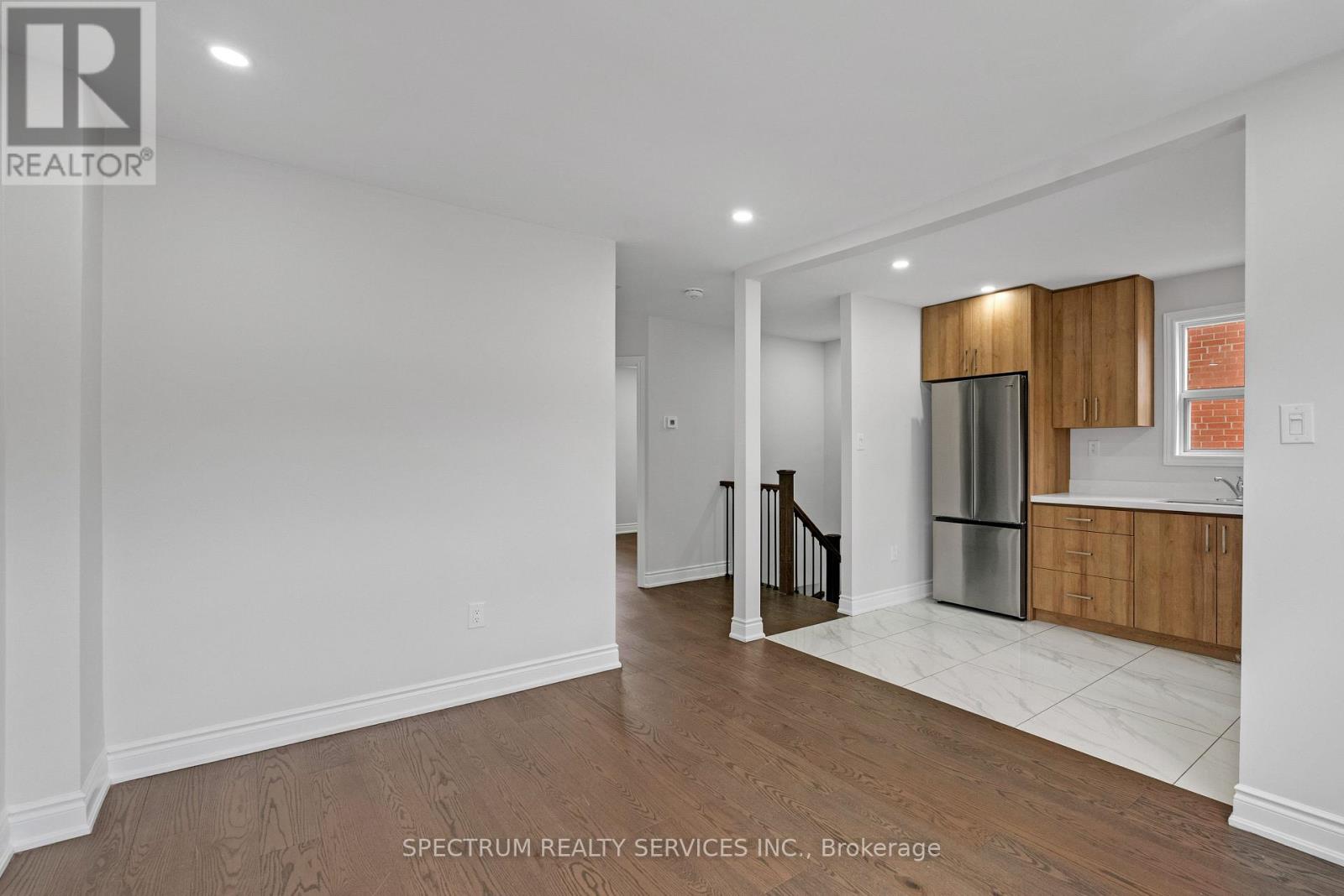 11 Vimy Avenue, Toronto, ON photo 6
