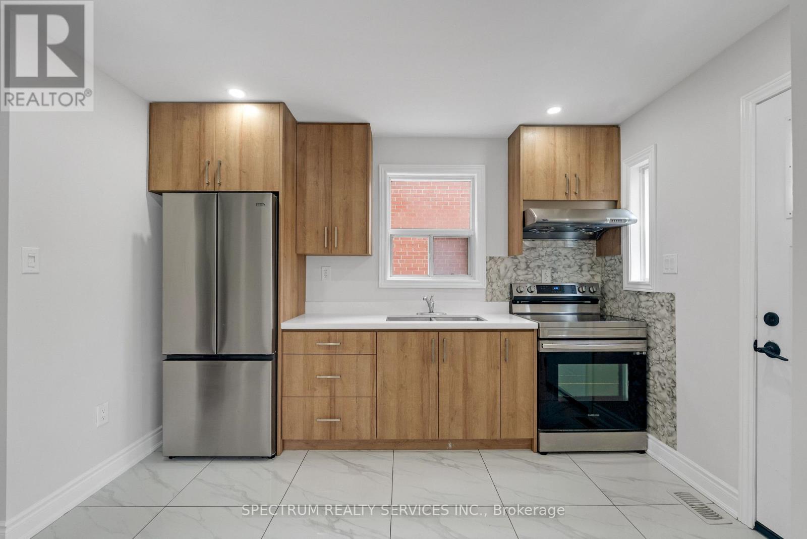 11 Vimy Avenue, Toronto, ON photo 7