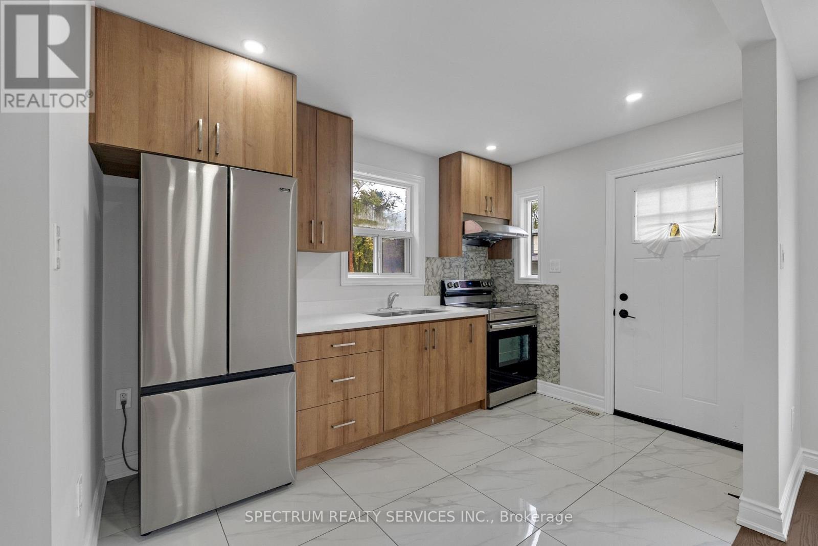 11 Vimy Avenue, Toronto, ON photo 8