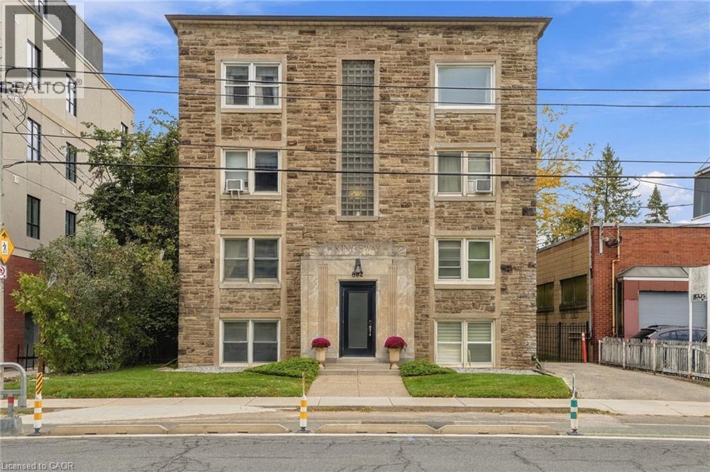 802 King Street West — photo 2